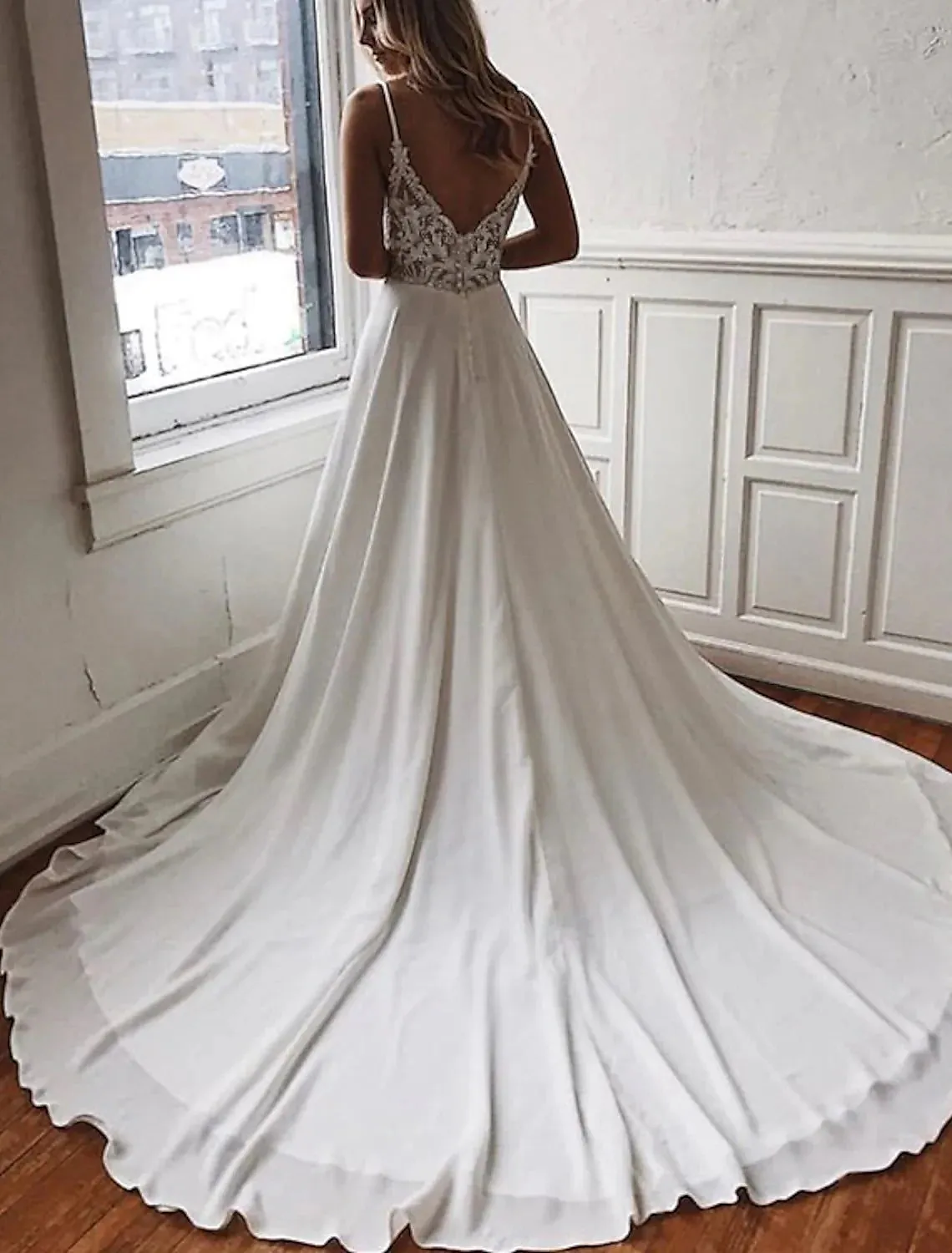 Beach Open Back Boho Wedding Dresses A-Line Camisole V Neck Spaghetti Strap Chapel Train Chiffon Bridal Gowns With Appliques Solid Color Summer Wedding Party