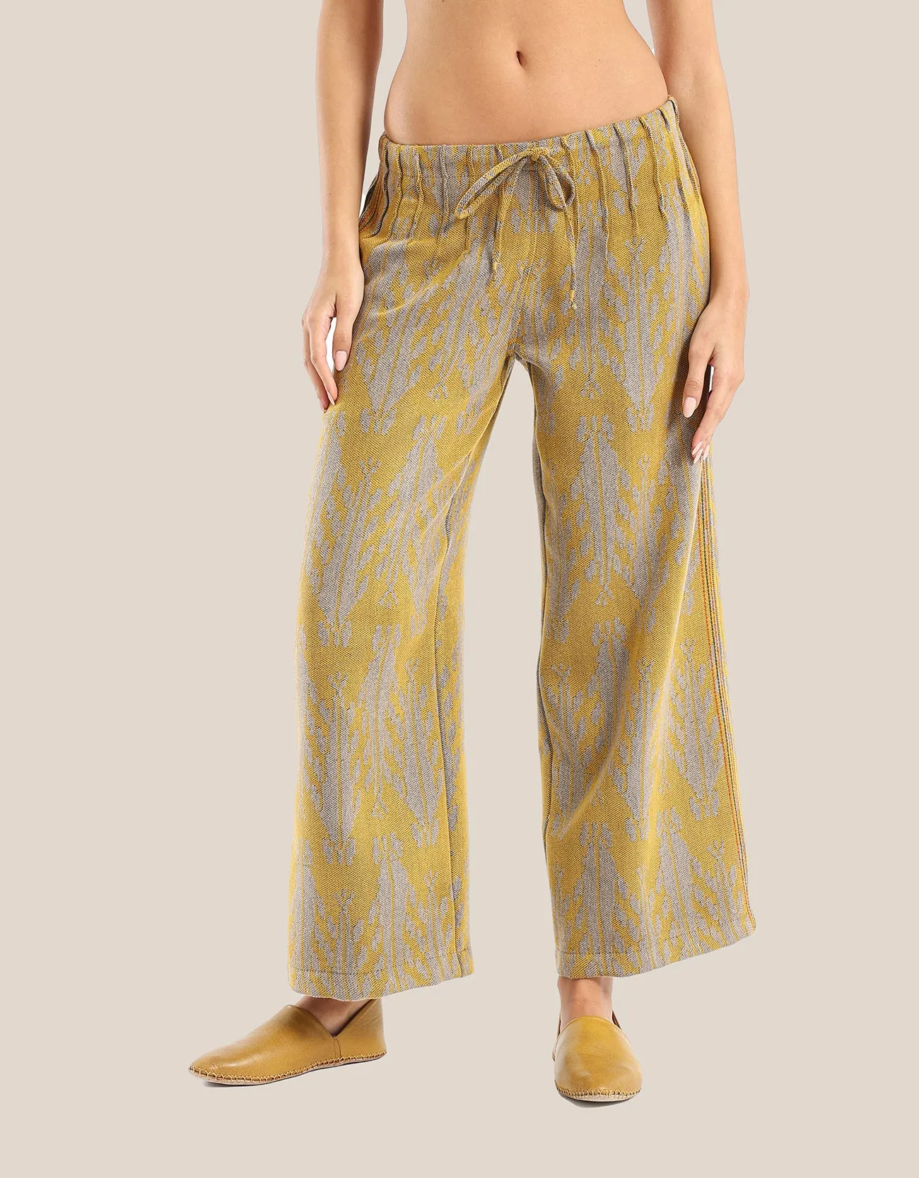 Wide leg pants with color stitching on the sides