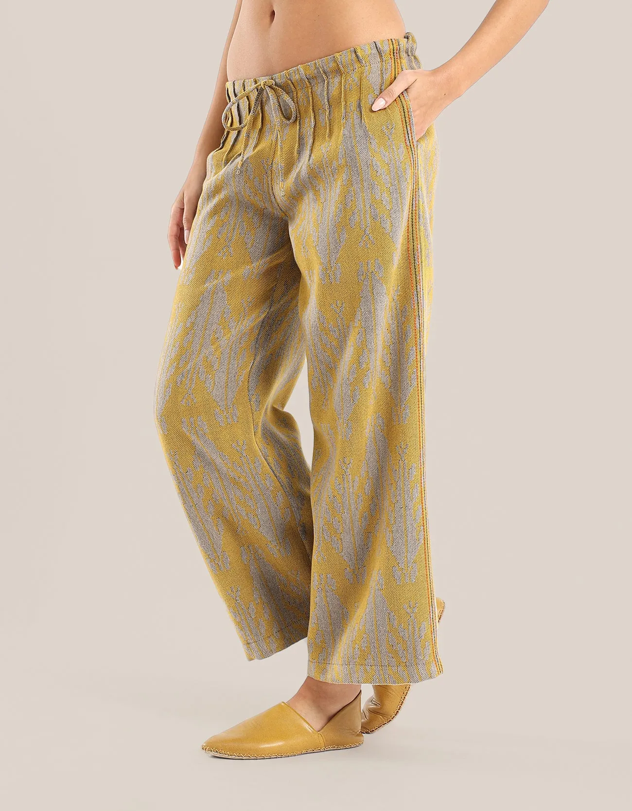 Wide leg pants with color stitching on the sides