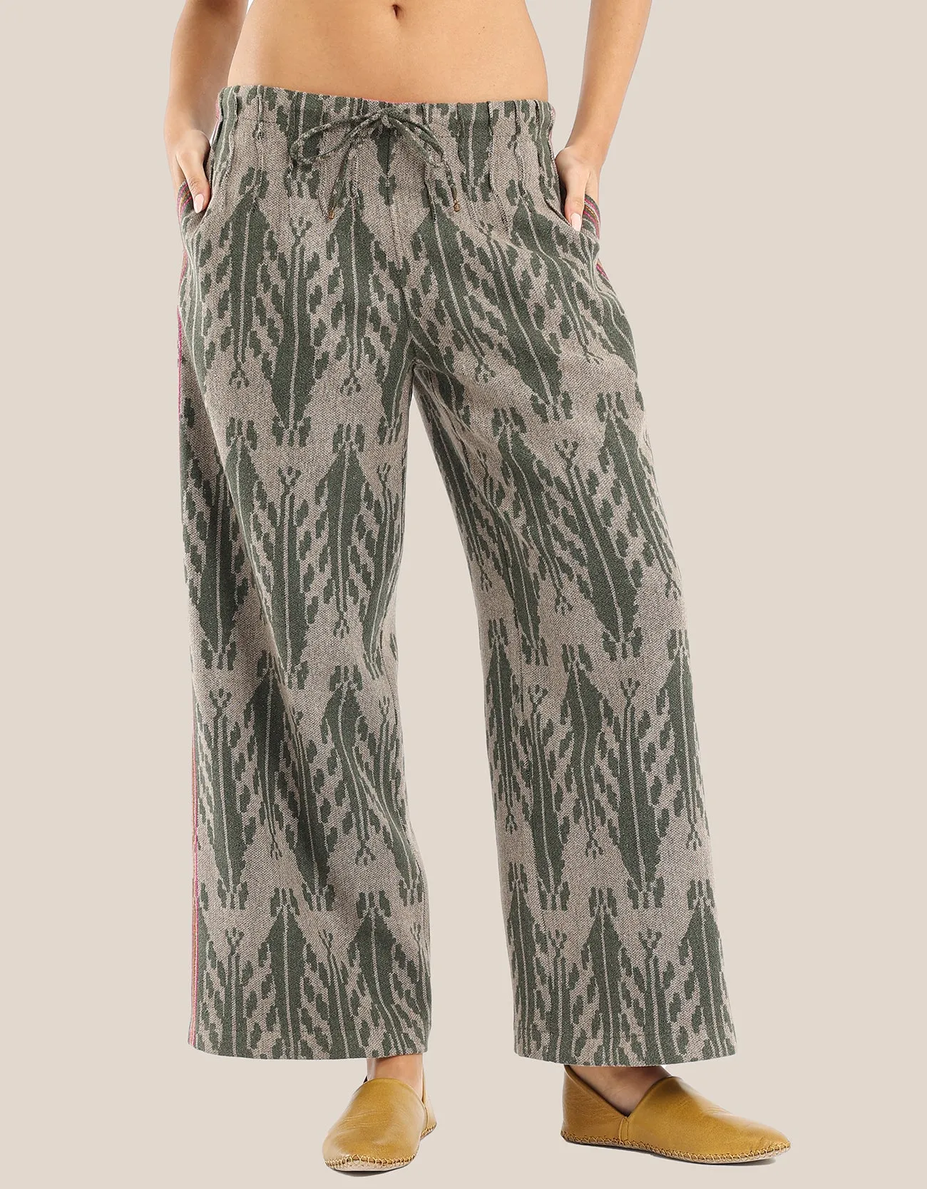 Wide leg pants with color stitching on the sides