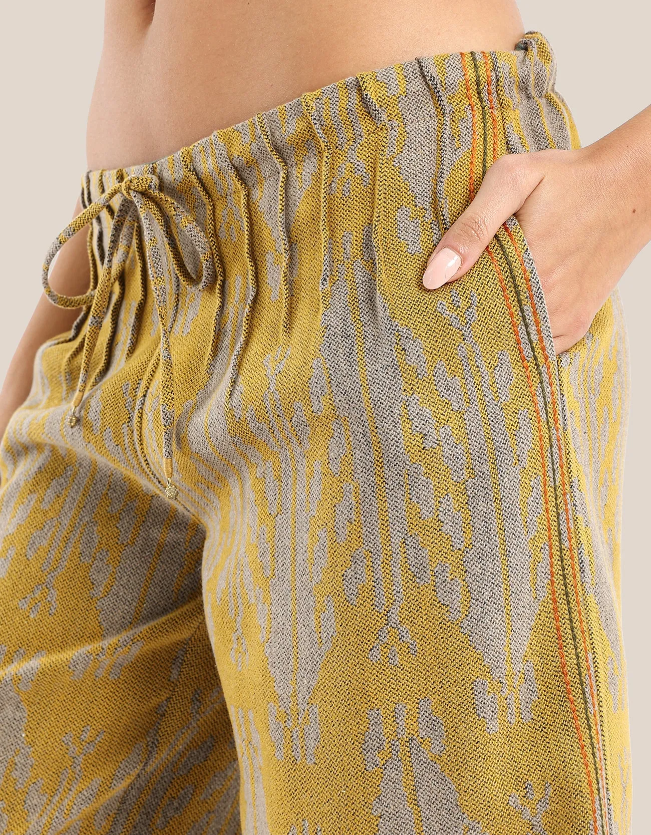 Wide leg pants with color stitching on the sides