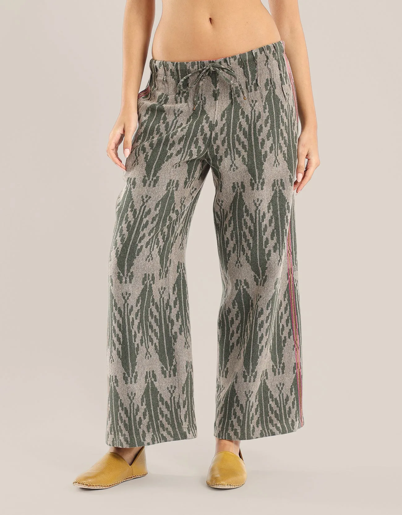 Wide leg pants with color stitching on the sides