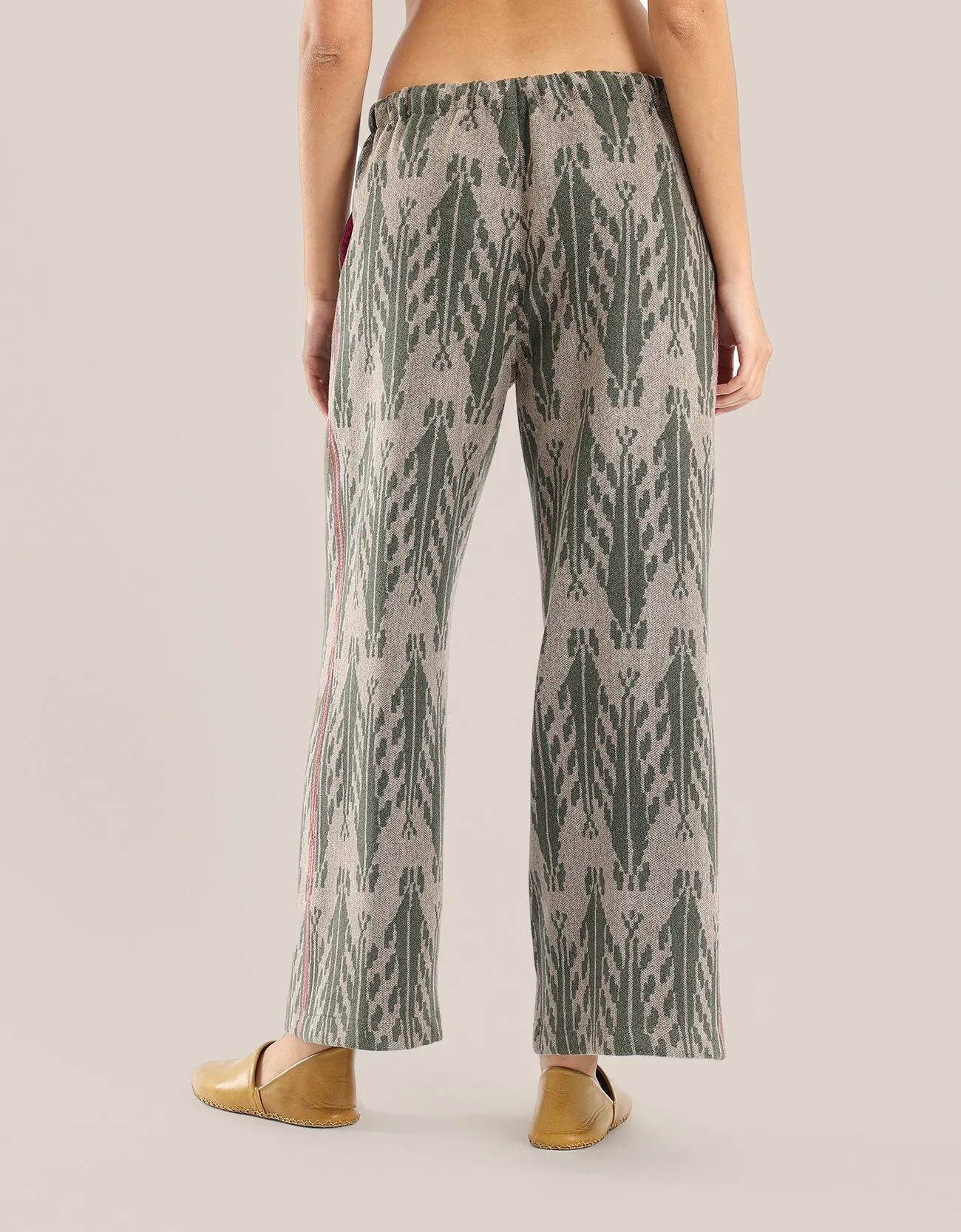 Wide leg pants with color stitching on the sides