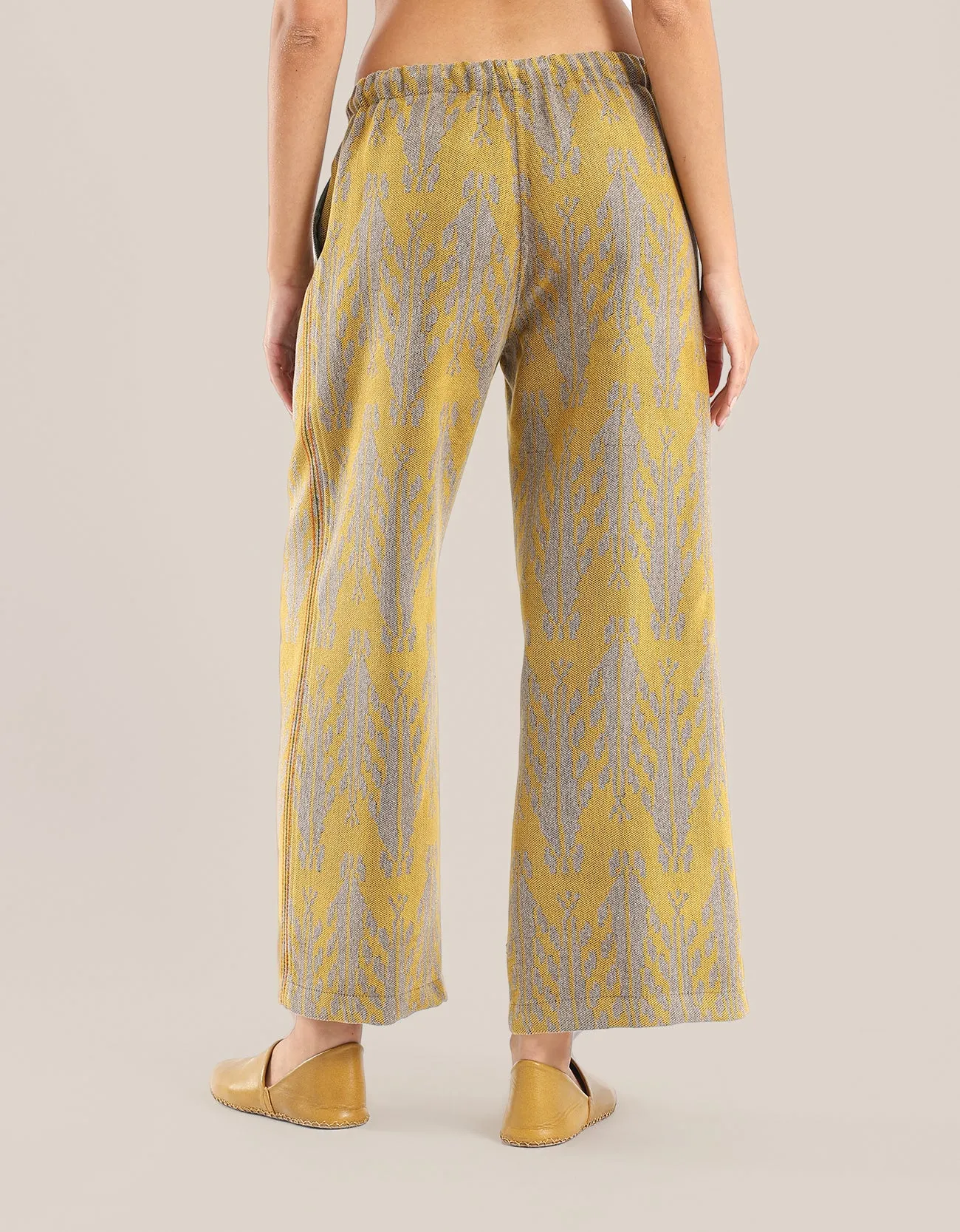 Wide leg pants with color stitching on the sides